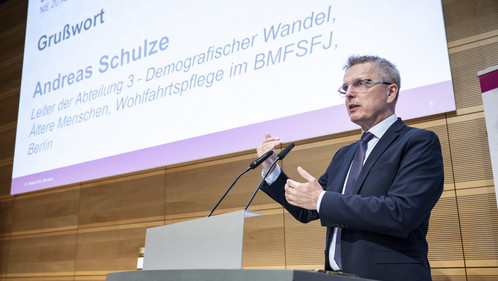 Andreas Schulze, Abteilungsleiter für Demografischen Wandel, Ältere Menschen und Wohlfahrtspflege im Bundesseniorenministerium, sprach in seinem Grußwort über die Bedürfnisse einer alternden Gesellschaft. Andreas Schulze, Abteilungsleiter für Demografischen Wandel, Ältere Menschen und Wohlfahrtspflege im Bundesseniorenministerium, sprach in seinem Grußwort über die Bedürfnisse einer alternden Gesellschaft.