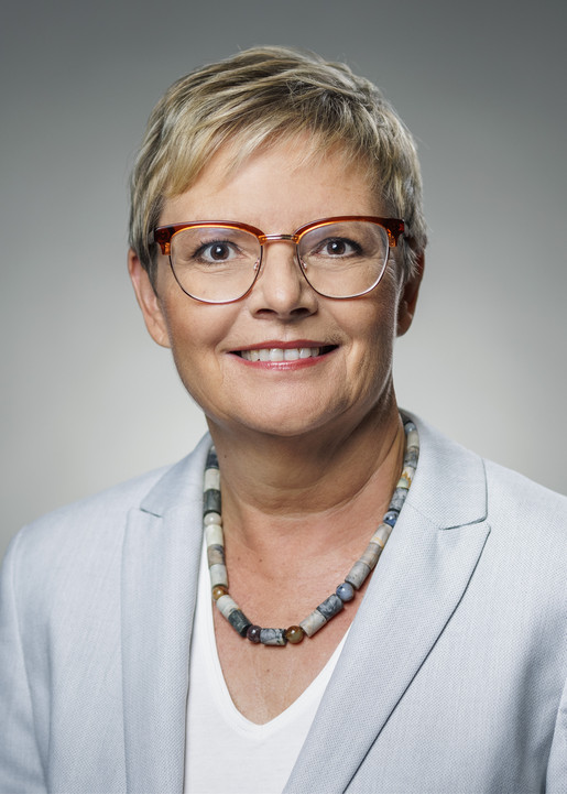 Sabine Dittmar politik, politikerin, politics, BMG, SPD, portaet, Portraet, Portrait, head, headshot, neutraler Hintergrund, neutral background, textfreier Raum, Textfreiraum, Text freier Raum, Copyspace, Copy Space, Text Blank, inszeniert, inszenierte, inszenierter, inszeniertes, staged, directed, blick, Blick in die Kamera, Looking At Camera