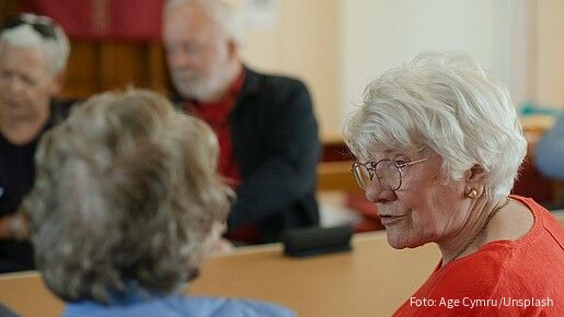 Senioren am Tisch im Gespräch 