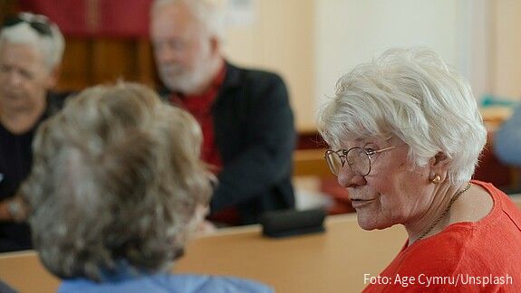 Senioren am Tisch im Gespräch 