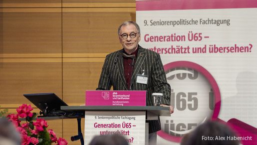 Das Foto zeigt Horst Günther Klitzing, den Vorsitzenden der dbb bundesseniorenvertretung, am Rednerpult.