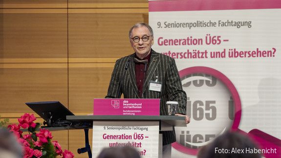Alle Lebensalter müssen gleich behandelt werden Das Foto zeigt Horst Günther Klitzing, den Vorsitzenden der dbb bundesseniorenvertretung, am Rednerpult.