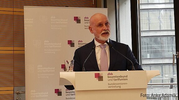 Volker Geyer: „Wir werden uns dem entgegenstellen“ Zu sehen ist Volker Geyer, dbb Bundesvorsitzender der am Podium steht und zur dbb bundesseniorenvertretung spricht.