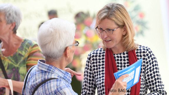 Wie man aktiv und gesund älter werden kann Das Foto zeigt eine Seniorin im Austausch mit einer anderen Frau.