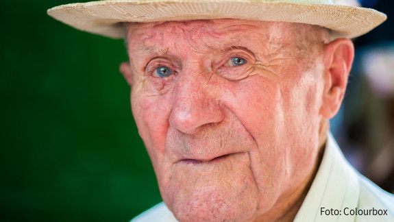 Menschenrechte: Ältere im Focus Very old man portrait with emotions. Grandfather happy and smiling. Portrait: aged, elderly senior. Close-up of a pensive old man in white hat sitting alone outdoors at summer.