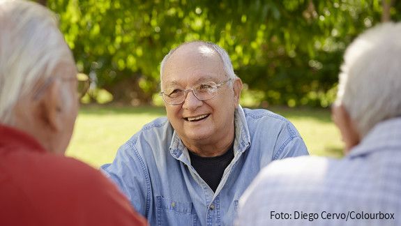 Zuhören: Mittel gegen Ignoranz Das Foto zeigt drei Senioren, die im Gespräch sind. Einer redet, zwei hören aufmerksam zu.