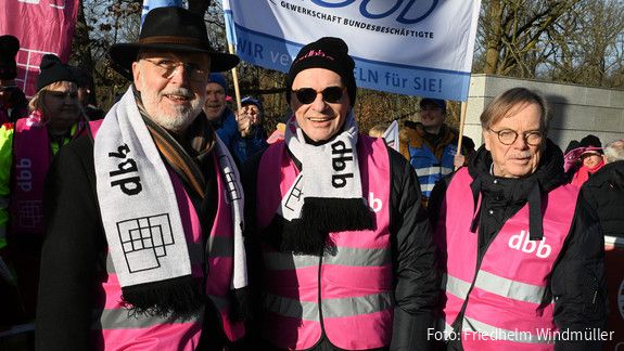 tvöd-2025-dbb-senioren Das Foto zeigt Mitglieder der dbb Senioren auf der Demo vor der ersten Verhandlungsrunde am 24.1.2025 in Potsdam.