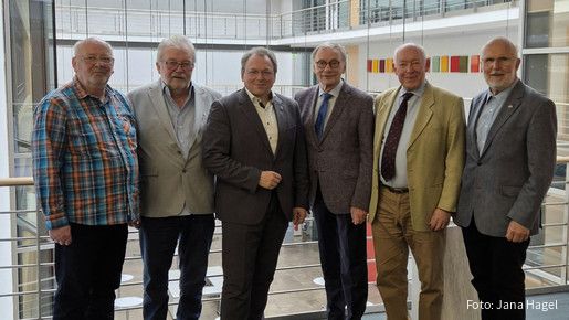 Auf dem Gruppenfoto sind zu sehen: Peter Schulz, Bezirksseniorenvertreter des GDL Bezirks Nord-Ost, Heinz Schüler, Sprecher des bundesweiten Arbeitskreises Seniorenpolitik der GDL, GDL-Bundesvorsitzender Mario Reiß sowie Horst Günther Klitzing und seine Stellvertreter Thomas Krupp und Max Schindlbeck von der Geschäftsführung der dbb bundesseniorenvertretung (von links). 
