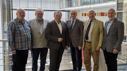 Auf dem Gruppenfoto sind zu sehen: Peter Schulz, Bezirksseniorenvertreter des GDL Bezirks Nord-Ost, Heinz Schüler, Sprecher des bundesweiten Arbeitskreises Seniorenpolitik der GDL, GDL-Bundesvorsitzender Mario Reiß sowie Horst Günther Klitzing und seine Stellvertreter Thomas Krupp und Max Schindlbeck von der Geschäftsführung der dbb bundesseniorenvertretung (von links). 
