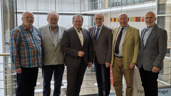 Auf dem Gruppenfoto sind zu sehen: Peter Schulz, Bezirksseniorenvertreter des GDL Bezirks Nord-Ost, Heinz Schüler, Sprecher des bundesweiten Arbeitskreises Seniorenpolitik der GDL, GDL-Bundesvorsitzender Mario Reiß sowie Horst Günther Klitzing und seine Stellvertreter Thomas Krupp und Max Schindlbeck von der Geschäftsführung der dbb bundesseniorenvertretung (von links). 