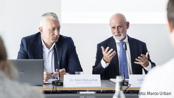 dbb Bürgerbefragung Öffentlicher Dienst 2025 Das Foto zeigt Dr. Peter Matuschek, Geschäftsführer forsa, und Volker Geyer, dbb Bundesvorsitzender, auf der Pressekonferenz.