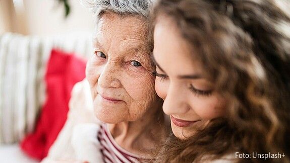 Für ein solidarisches Miteinander aller Generationen Das Foto zeigt eine Seniorin und eine jüngere Frau.