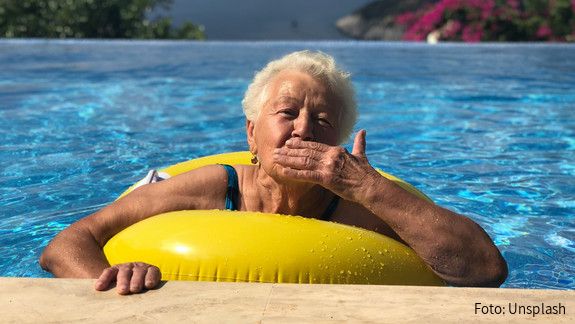 Neu in „Aktiv im Ruhestand“ - Tipps für heiße Tage Foto zum Thema "Tipps für heiße Tage": Zu sehen ist eine Seniorin im See.