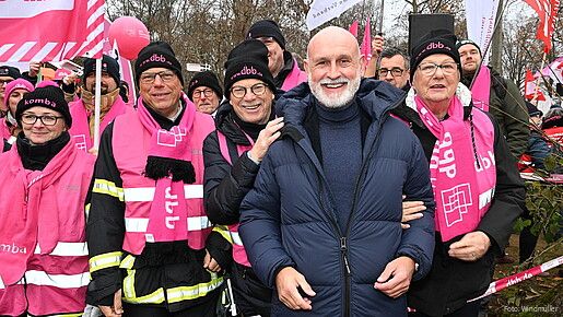 Das Foto zeigt Norbert Lütke, den dbb Bundesvorsitzenden Volker Geyer und Anke Schwitzer auf der Demo.