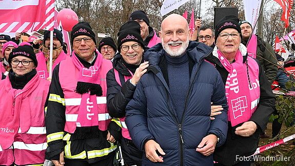 Entschlossen und gemeinsam mit den Beschäftigten Das Foto zeigt Norbert Lütke, den dbb Bundesvorsitzenden Volker Geyer und Anke Schwitzer auf der Demo.