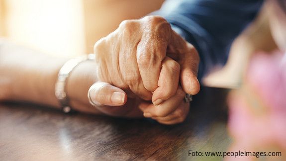 dbb Senioren zur Pfegereform Zwei berührende Hände auf einem Tisch